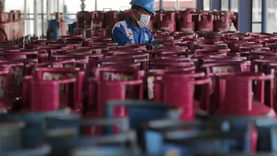 Petugas melakukan pengisian ulang Bright Gas di Stasiun Pengisian dan Pengangkutan Bulk Elpiji (SPPBE) Pertamina Jalan Soekarno Hatta, Kota Bandung, Selasa (9/6/2020). (Ayobandung.com/Kavin Faza)