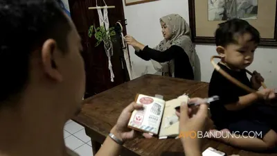 Ulyya Nasution (25) merintis hobi membuat hiasan 'macrame' untuk mengisi waktu di rumah selama pandemi. (Ayobandung.com/Kavin Faza)