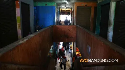 Warga melintas di depan kios yang tutup di Pasar Leuwipanjang, Jalan Leuwipanjang, Kota Bandung, Rabu (10/6/2020). (Ayobandung.com/Irfan Al-Faritsi)