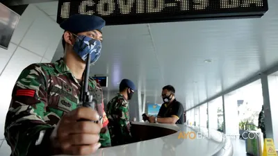 Petugas berjaga di Bandara Husein Sastranegara, Jalan Pajajaran, Kota Bandung, Jumat (29/5/2020). (Ayobandung.com/Kavin Faza)