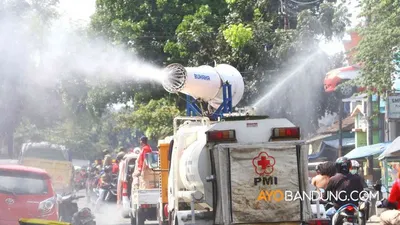 [Ilustrasi] Petugas melakukan penyemprotan cairan disinfektan di Jalan Pagarsih, Kota Bandung, Rabu (10/6/2020). (Ayobandung.com/Irfan Al-Faritsi)