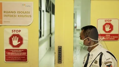 Ruang pasien suspect virus corona dijaga ketat petugas (Ayobandung.com/Kavin Faza)