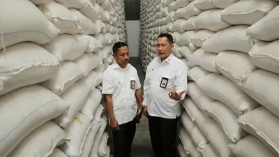 Direktur Utama Perum Bulog, Budi Waseso (kanan) didampingi Kepala Bulog Divre Jawa Barat, Benhur Nkaimi (kiri) saat sidak ketersediaan beras di Gudang Bulog Cisaranten Kidul Sub Divre Bandung, Jalan Gedebage, Kota Bandung, Selasa (3/3/2020). Dalam sidak tersebut, Perum Bulog menyediakan 1,7 juta ton untuk ketersediaan beras jelang Ramadan dan Hari Raya Idul Fitri 2020. (Ayobandung.com/Kavi Faza)