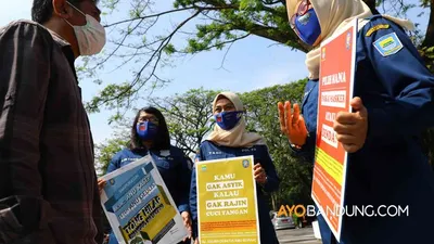 (ilustrasi) Petugas Satuan Polisi Pamong Praja (Satpol PP) Kota Bandung melakukan sosialisasi penggunaan masker dan denda bagi yang tidak menggunakan masker di lingkungan Balai Kota Bandung, Jalan Wastukancana, Kota Bandung, Kamis (6/7/2020).(Ayobandung.com/Irfan Al-Faritsi)