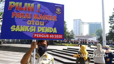 [Ilustrasi] Petugas Satuan Polisi Pamong Praja (Satpol PP) Kota Bandung melakukan sosialisasi penggunaan masker dan denda bagi yang tidak menggunakan masker di lingkungan Balai Kota Bandung, Jalan Wastukancana, Kota Bandung, Kamis (6/7/2020). (Ayobandung.com/Irfan Al-Faritsi)