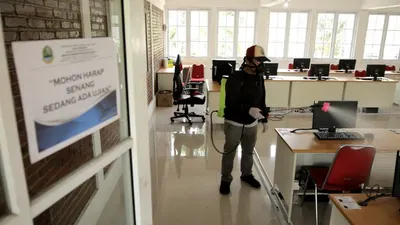 Petugas menyemprotkan cairan disinfektan di Sekolah Menengah Kejuruaan Negeri (SMKN) 13 Bandung, Jalan Sukarno-Hatta, Kota Bandung, Rabu (18/3/2020). Hal tersebut dilakukan guna mencegah penyebaran pandemi Covid-19 dilingkungan sekolah. (Ayobandung.com/Kavin Faza)