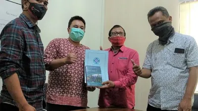 Wakil Ketua Dewan Pers, Hendry Ch Bangun (dua dari kanan) menyerahkan berkas sertifikasi kepada sejumlah Direksi Ayo Media Network (Ayosemarang.com/Vedyana)