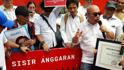 Aliansi Masyarakat untuk Transparansi memberikan piagam penghargaan kepada anggota DPRD DKI Jakarta Fraksi PSI William Aditya Sarana yang diwakili Eneng Marlianasari (Ayojakarta.com/Aprilia Rahapit)