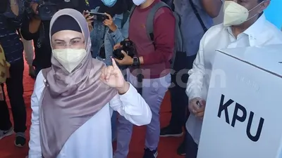 Calon Wali Kota Tangerang Selarang nomor urut 2, Siti Nur Azizah Ma'ruf mendatangi Tempat Pemungutan Suara 8, Pondok Pucung, Pondok Aren untuk menggunakan hak pilihnya di Pilkada Serentak 2020 Rabu (9/12/2020). (Suara.com/Tyo)