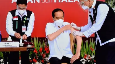 Jokowi disuntik vaksin Sinovac (Setkab Republik Indonesia)