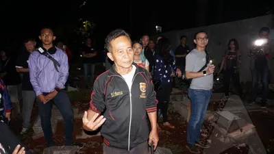 Babe Ook juru kunci TPU Jeruk Purut saat mendampingi para peserta Jakarta Mystical Tour 2019/Ayojakarta.com-Hendy Dinata