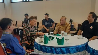 Heru Nugroho (batik coklat muda) saat berbincang bersama sesepuh pencak silat Eddie M Nalapraya, KRMT Roy Suryo (batik biru), dan Moddy (kaos hitam)