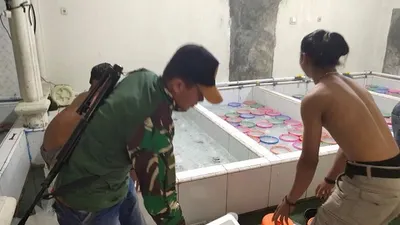 Penggerebekan gudang penyimpanan (penyegaran) Benih Lobster oleh Tim Intel Lantamal III dan Sintel Lanal Banten di Ancol, Jakarta Utara/Dispen Lantamal III