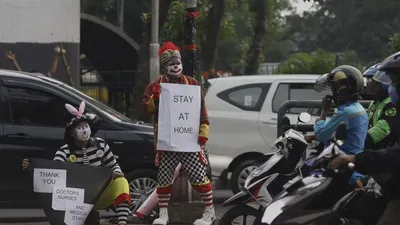 Sebagai ilustrasi, badut yang tergabung dalam Aku Badut Indonesia (ABI) melakukan kampanye melawan virus Corona di kawasan Pasar Rebo, Jakarta, Sabtu (18/4/2020). [Suara.com/Angga Budhiyanto]