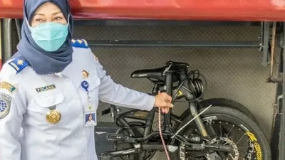 Kepala BPTJ Kemenhub, Polana B Pramesti menunjukkan bagasi sepeda lipat di Bus JR Connexion (dok)