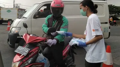 Aksi Cepat Tanggap (ACT) Kota Bekasi menyalurkan 28 ribu lembar masker gratis kepada masyarakat di Kota Bekasi, Kabupaten Bekasi, dan Karawang. (dok)