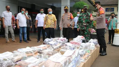 Kepolisian Resor (Polres) Metro Bekasi Kota akan membagikan 75 ribu masker kepada warga. Penyerahan secara simbolis diberikan kepada Wali Kota Bekasi Rahmat Effendi/Humas Pemkot Bekasi