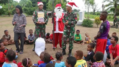 Santa Claus Satgas Pamtas TNI Bagikan Bingkisan Natal untuk Anak-anak