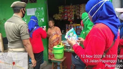 Jajaran Kelurahan Papanggo menyisir area Pasar Sungai Bambu dan permukiman RW 01 untuk membagikan masker kain gratis/dok: utara.jakarta.go.id