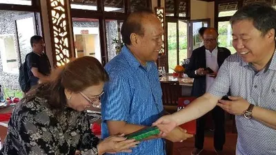 Bagus Sudibya memberikan cinderamata kepada delegasi wartawan Korea/PWI