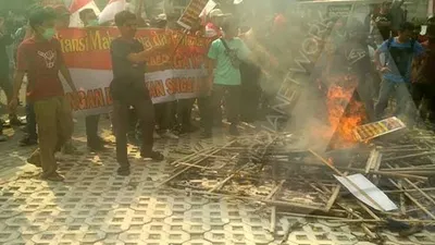 Mahasiswa menolak omnibus law membakar ban di depanIstana Kepresidenan Bogor, Selasa (20/10/2020). (Ayojakarta/Husnul Khatimah)