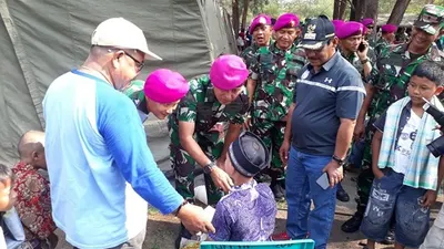 Kegiatan Bakti Sosial Kesehatan Korps Marinis di  Pesisir Pantai Siantu, Desa Sijuk, Kecamatan Sijuk, Kabupaten Belitung/Puspen TNI