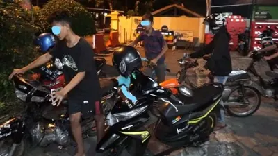 Sejumlah remaja diamankan Polsek Pengasih sesaat sebelum melakukan aksi balap liar di Kulon Progo, Rabu (3/6/2020) malam. [Hiskia Andika Weadcaksana / SuaraJogja.id]