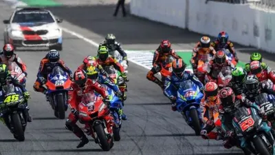 Pebalap Petronas Yamaha SRT, Fabio Quartararo, memimpin balapan MotoGP Thailand selepas lampu start dinyalakan di Sirkuit Buriram, Minggu (6/10/2019). [AFP/Lillian Suwanrumpha]