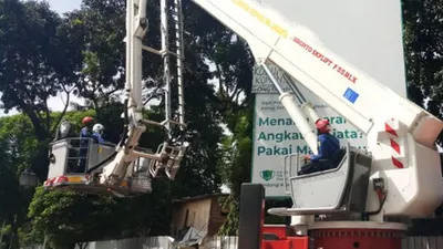 Proses evakuasi seorang pria yang memanjat tiang baliho / beritajakarta.id