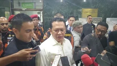 Ketua MPR Bambang Soesatyo memberikan keterangan di Komplek Parlemen terkait persiapan pelantikan presiden/MPR
