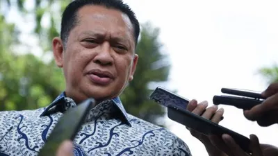 Politisi Partai Golkar Bambang Soesatyo menjawab pertanyaan wartawan seusai menemui Presiden Joko Widodo di Kompleks Istana Kepresidenan Jakarta, Senin (15/7/2019). Menurut Bambang Soesatyo, pertemuan dengan Presiden Joko Widodo tersebut membahas masa depan Golkar agar menjadi partai yang bisa menyatukan semua kekuatan. ANTARA FOTO/Wahyu Putro A/foc.
