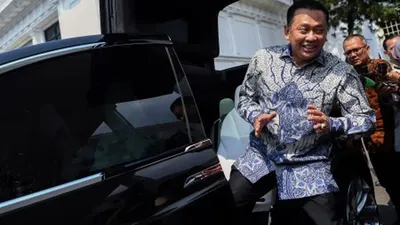 Politisi Partai Golkar Bambang Soesatyo menaiki mobil listrik seusai menemui Presiden Joko Widodo di Kompleks Istana Kepresidenan Jakarta, Senin (15/7/2019). Menurut Bambang Soesatyo, pertemuan dengan Presiden Joko Widodo tersebut membahas masa depan Golkar agar menjadi partai yang bisa menyatukan semua kekuatan. ANTARA FOTO/Wahyu Putro A/foc.