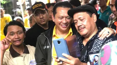 Ketua MPR, Bambang Soesatyo saat menyalurkan bantuan korban banjir di Kelurahan Cililitan, Jakarta Timur (Ketua MPR RI)