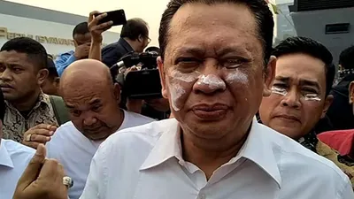 Ketua DPR, Bambang Soesatyo terkena gas airmata saat temui massa mahasiswa di depan gedung DPR, Jakarta, Selasa (24/9/2019)/Ayojakarta.com