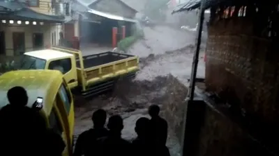 Tangkapan layar rekaman video banjir bandang yang menerjang Desa Cibereum, Kecamatan Kertasari (elshinta.com)