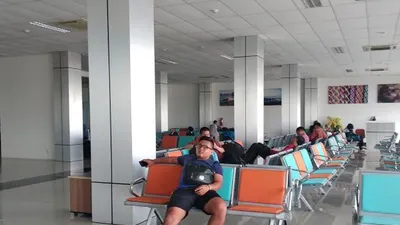 Penumpang di Bandara Ranai, Natuna, menunggu resah di ruang tunggu bandara (20/9/2019)/Antara