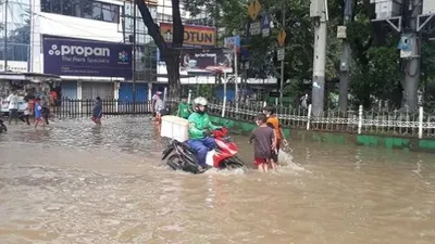 Banjir di Jalan Jatinegara Barat, Jakarta Timur pada Senin (8/2/2021). (Foto: Suara.com/Bagaskara)