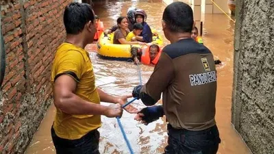 DPP PKS Turun Bantu Evakuasi Korban Terdampak Banjir Jabodetabek