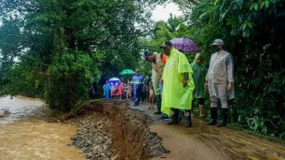 Bupati Aceh Besar,  Mawardi Ali meninjau banjir di wilayahnya, (acehbesarkab.go.id)