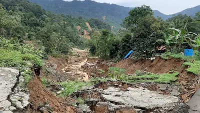 Sejumlah titik longsor dan jembatan putus di Kecamatan Lebakgedong, Kabupaten Lebak setelah banjir bandang menerjang, Rabu (1/1/2020)(Kompas.com/Acep Nazmudin)