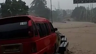 Banjir bercampur lumpur terjang Cilegon, Banten. (Suara.com)