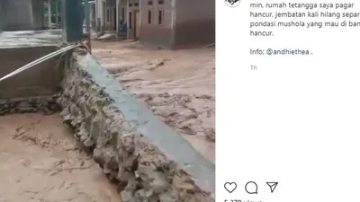 Banjir parah menerjang Kota Cilegon menybabkan slaah satu pondasi musala yang akan dibangun hancur. (instagram: @info_cilegon)