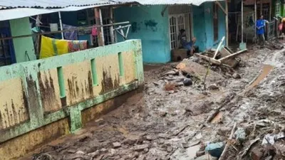 Kondisi parah sisa banjir di Cilegon kini menyisakan masalah baru pasca surut. Masyarakat butuh alat berat karena sampah material dan lumpur tidak mudah dibersihkan. (Suara.com)