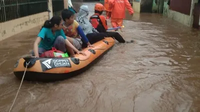 Evakuasi warga terdampak banjir (DMC Dompet Dhuafa)