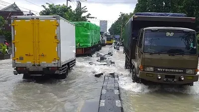 Jalur pantura Kendal, Jawa Tengah terendam Minggu (7/2/2021). Akibatnya, jalur dari Jakarta ke Semarang dan sebaliknya tersendat serta tidak bisa dilewati kendaraan kecil. (AyoSemarang/edi prayitno)