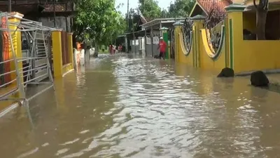 Puluhan rumah terendam banjir di Kendal Jawa Tengah karena hujan deras yang mengguyur wilayah tersebut, hingga menyebabkan sungai meluap/ Ayosemarang: Edi Prayitno