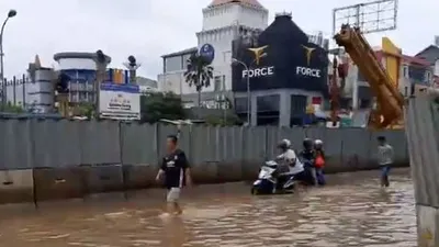 Banjir di depan Lottemart Kelapa Gading, Jakarta Utara. (Twitter)