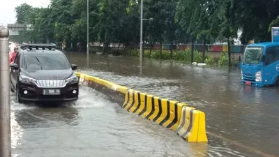 Banjir 30-40 cm di kawasan lampu merah Pintu Air Jalan Gunung Sahari, Jakarta Pusat. (Twitter @TMCPoldaMetro)