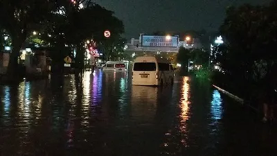 Depan Mal BTC Pasteur Jalan Dr. Djunjunan, Kota Bandung, banjir. (Ayobandung/Fichri Hakiim)