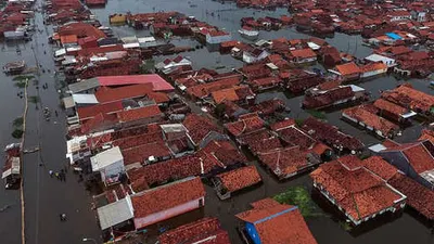 Kondisi banjir di Pekalongan berangsur surut, tapi sejumlah titik di kawasan utara Pekalongan masih tergenang banjir dengan ketinggian sekitar 30 centimeter-1 meter. ( Antara / Harviyan Perdana Putra )
